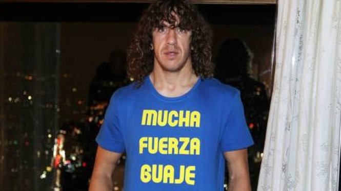 Carles Puyol mengenakan t-shirt dukungan untuk David Villa