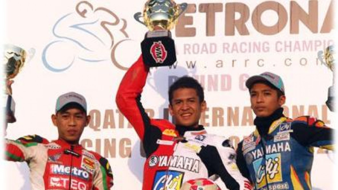 Rafid Topan (tengah) di podium Losail 