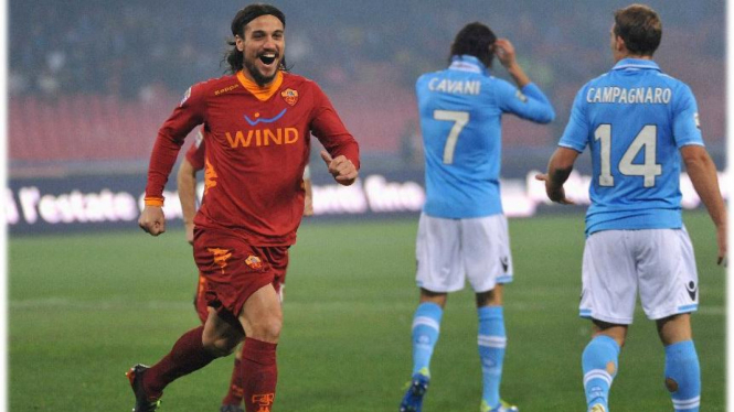 Pablo Osvaldo (AS Roma) merayakan gol ke gawang Napoli