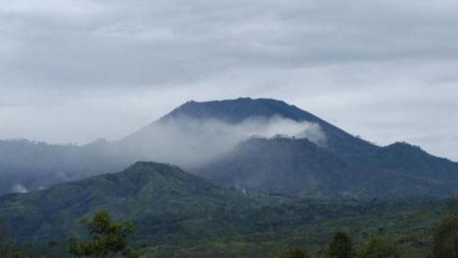 Gunung Ijen, Jawa Timur, mengeluarkan asap belerang