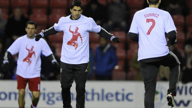 Pemain Liverpool kenakan t-shirt dukungan untuk Luis Suarez