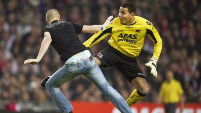 Kiper AZ Alkmaar, Esteban Alvarado, saat diserang suporter Ajax