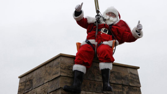 Aksi Sinterklas memasuki cerobong asap di Inggris