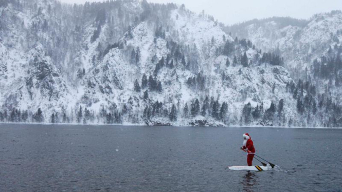 Aksi Sinterklas bermain ski air di Siberia