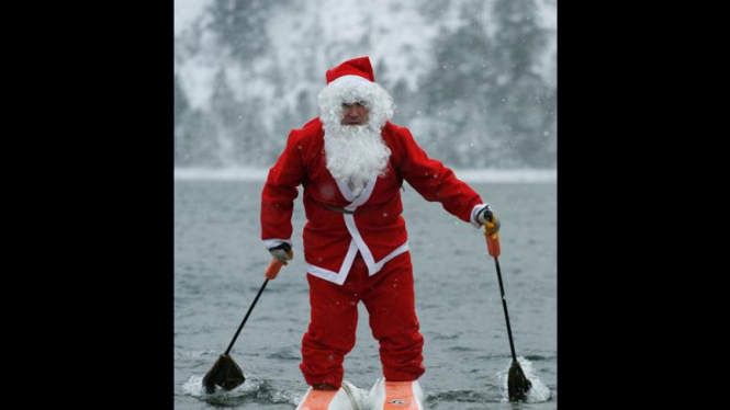 Aksi Sinterklas bermain ski air di Siberia (KHUSUS GALERI)