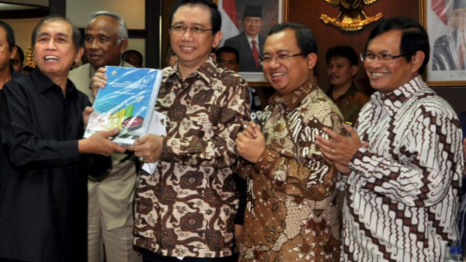 bpk serahkan hasil audit bank century ke dpr