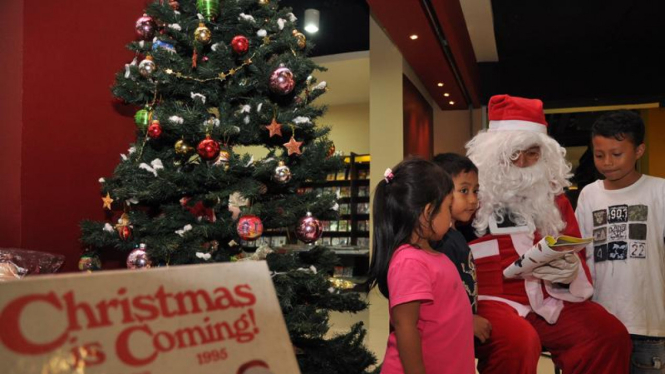 Santa Claus bagikan buku kepada anak-anak