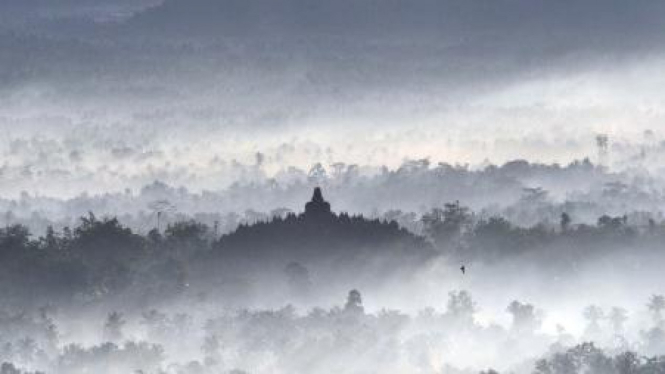 Candi Borobudur berselimut kabut diabadikan dari bukit Puntuk Setumbu Magelang