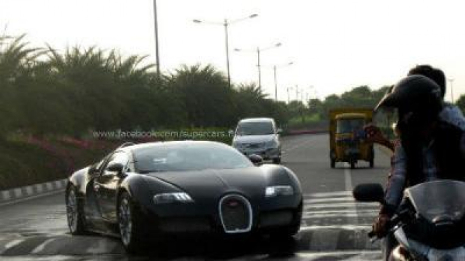 Bugatti Veyron tak berdaya melewati polisi tidur di India