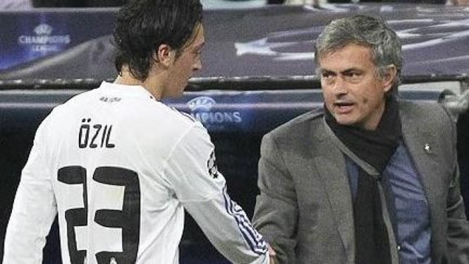 Mesut Oezil dan Jose Mourinho 