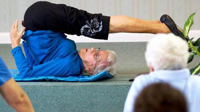 Bernice Bates , guru yoga tertua di dunia