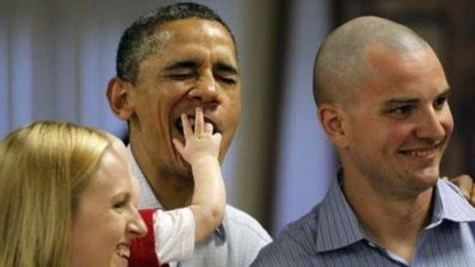 Bayi masukkan tangan ke mulut Obama
