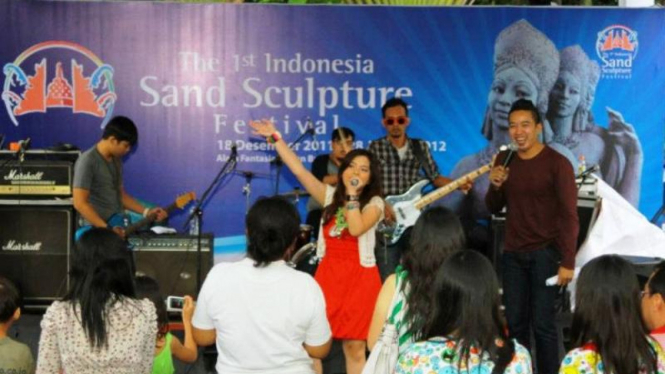 Penampilan Tasya di Indonesia Sand Sculpture Festival