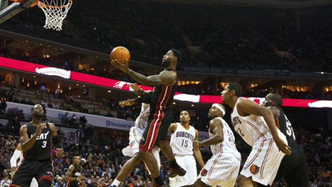 LeBron James (Heat/memegang bola) di daerah pertahanan Bobcats