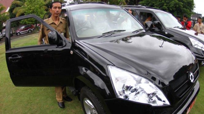 Walikota Solo Joko Widodo dengan mobil dinas buatan siswa SMK