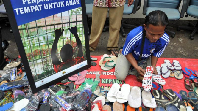 Aksi Seribu Sandal untuk Aal