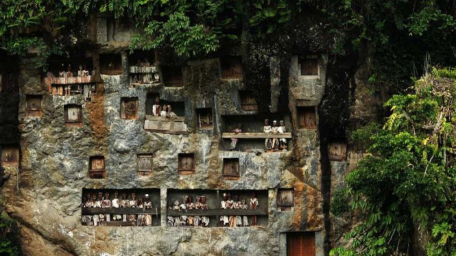 Kuburan batu Lemo di Toraja
