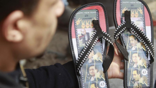 Sandal bergambar Hosni Mubarak