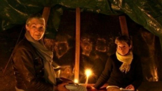 Anne Cautain dan Bernadette Touloumond hidup di gua
