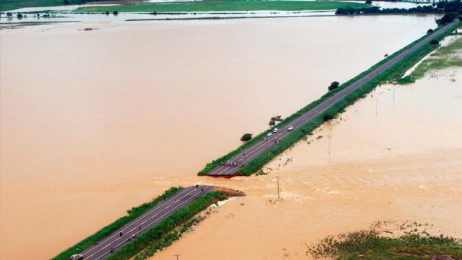 Banjir memutus akses jalan tol di Brasil
