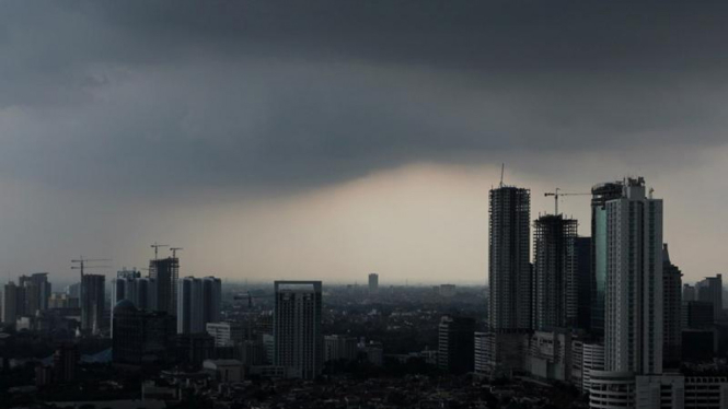 Ilustrasi/Awan gelap yang menaungi langit Jakarta