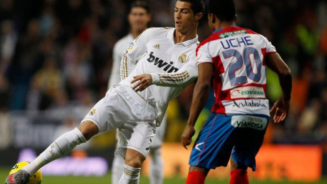 Cristiano Ronaldo (kiri) saat melawan Granada