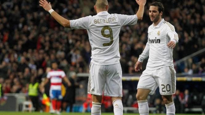 Real Madrid rayakan gol Karim Benzema saat lawan Granada