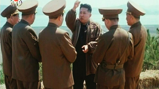 Kim Jong-un periksa pos militer Korea Utara