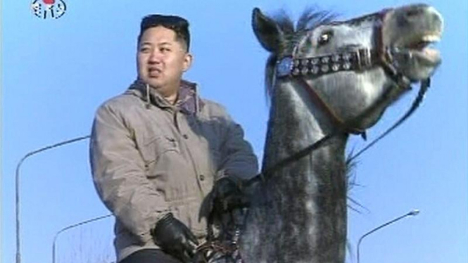 Kim Jong-un saat periksa pos militer Korea Utara.