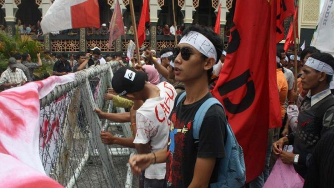 Massa Kepung KPUD Pekanbaru