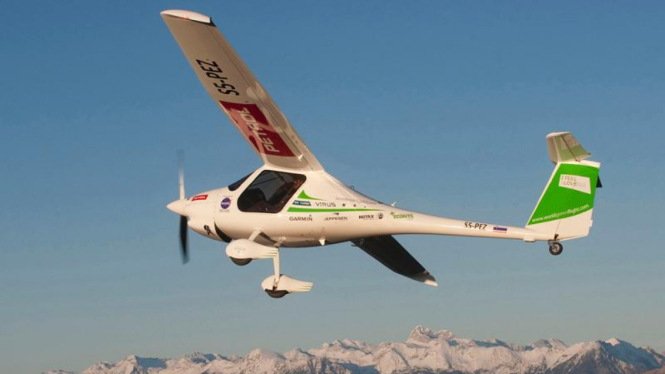 Mengelilingi dunia dengan pesawat ultra ringan