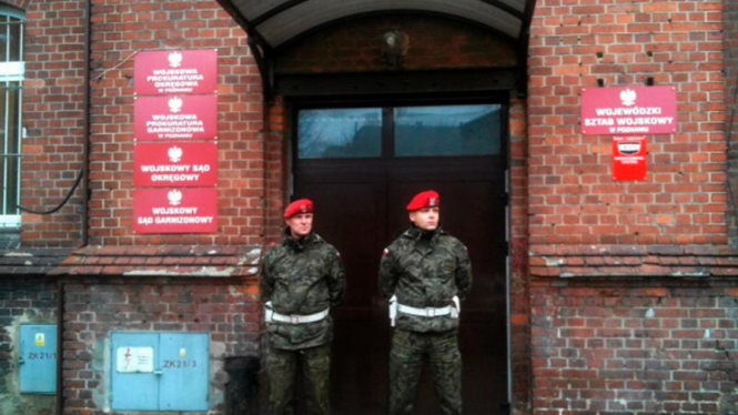 Polisi Polandia berjaga di depan kantor kejaksaan Kota Poznan