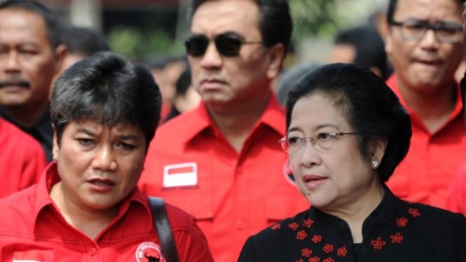 Ribka Tjiptaning bicara dengan Megawati, di belakang Effendi Simbolon
