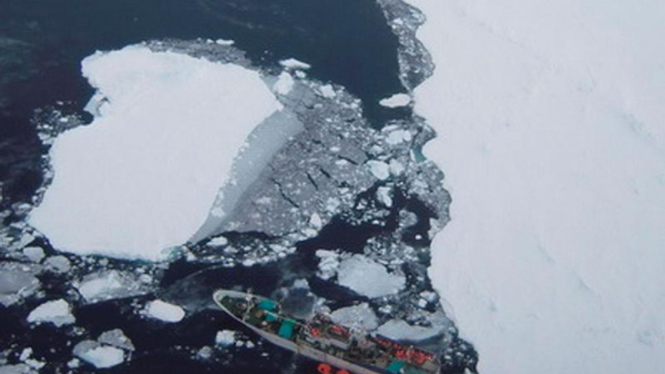 Sebuah kapal menabrak bongkahan es di Kutub Selatan