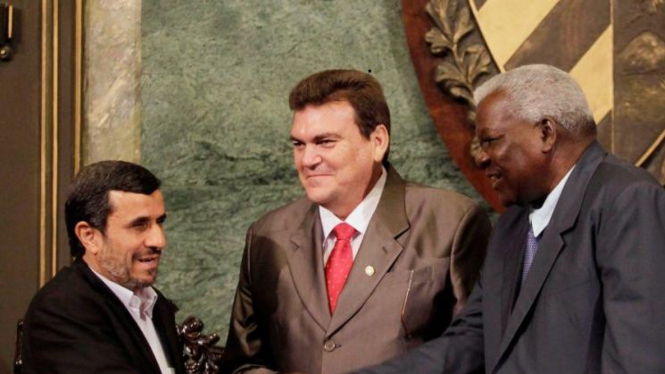 Mahmoud Ahmadinejad salaman dengan Wakil Presiden Kuba Esteban Lazo