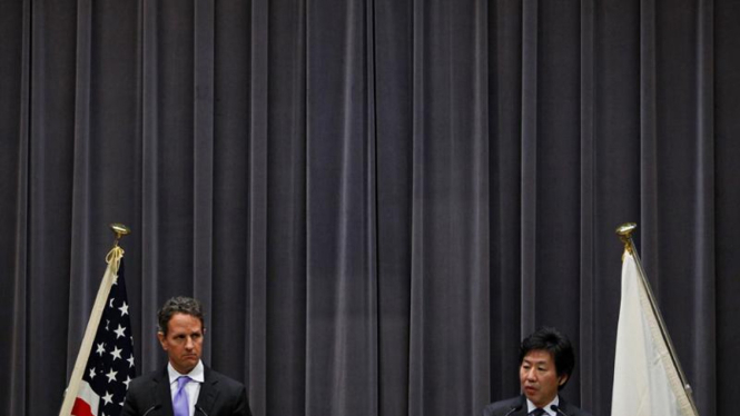 Menkeu AS Timothy Geithner (kiri) dan Menkeu Jepang Jun Azumi 