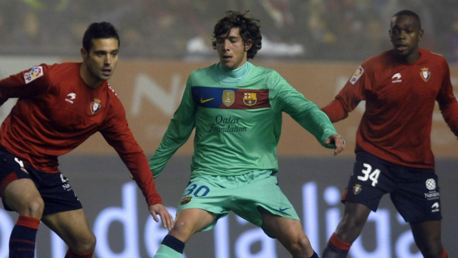 Pemain Barca, Sergi Roberto (tengah) berduel dengan pemain Osasuna