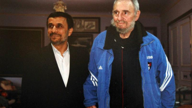 Mahmoud Ahmadinejad (kiri) bertemu Fidel Castro