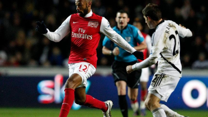 Thierry Henry (kiri) saat Arsenal melawan Swansea
