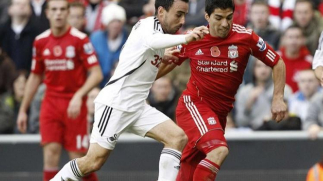 Gelandang Swansea City, Leon Britton (putih)