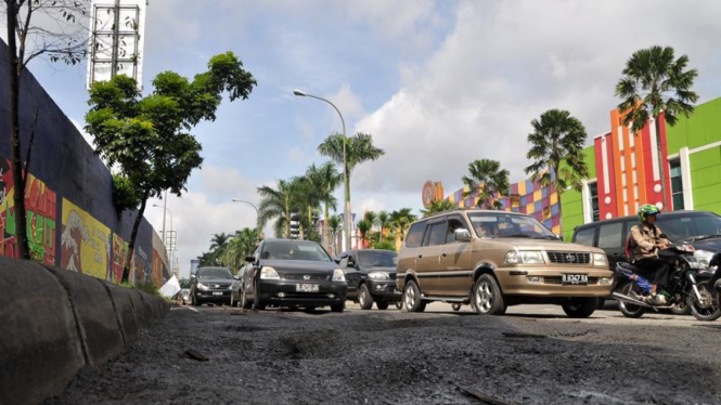 Jalan Rusak di depan Citos