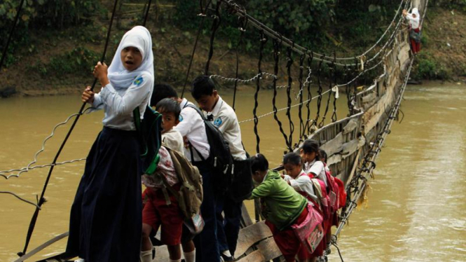 Aksi para pelajar di Lebak, Banten, meniti jembatan