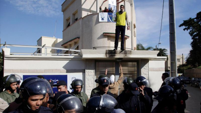 Demonstran di Rabat, Maroko, memegang botol bensin mengancam bakar diri