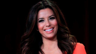Menikah, Eva Longoria Pakai Gaun Rancangan Victoria Beckam