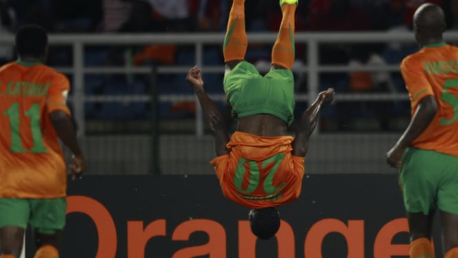Pemain Zambia, Emmanuel Mayuka (tengah) rayakan gol ke gawang Senegal 