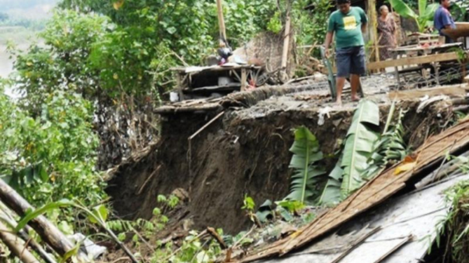 Bibir sungai Bengawan Solo longsor