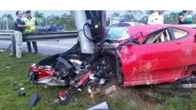Ferrari F430 mengalami kecelakaan di Malaysia