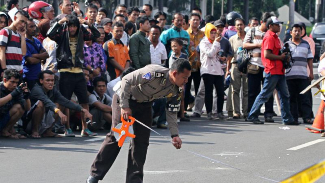 Identifikasi oleh petugas Kepolisian.