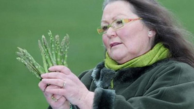 Jemima Packington meramal dengan asparagus
