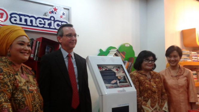 Pembukaan kios @america di taman bacaan milik Dewi Hughes